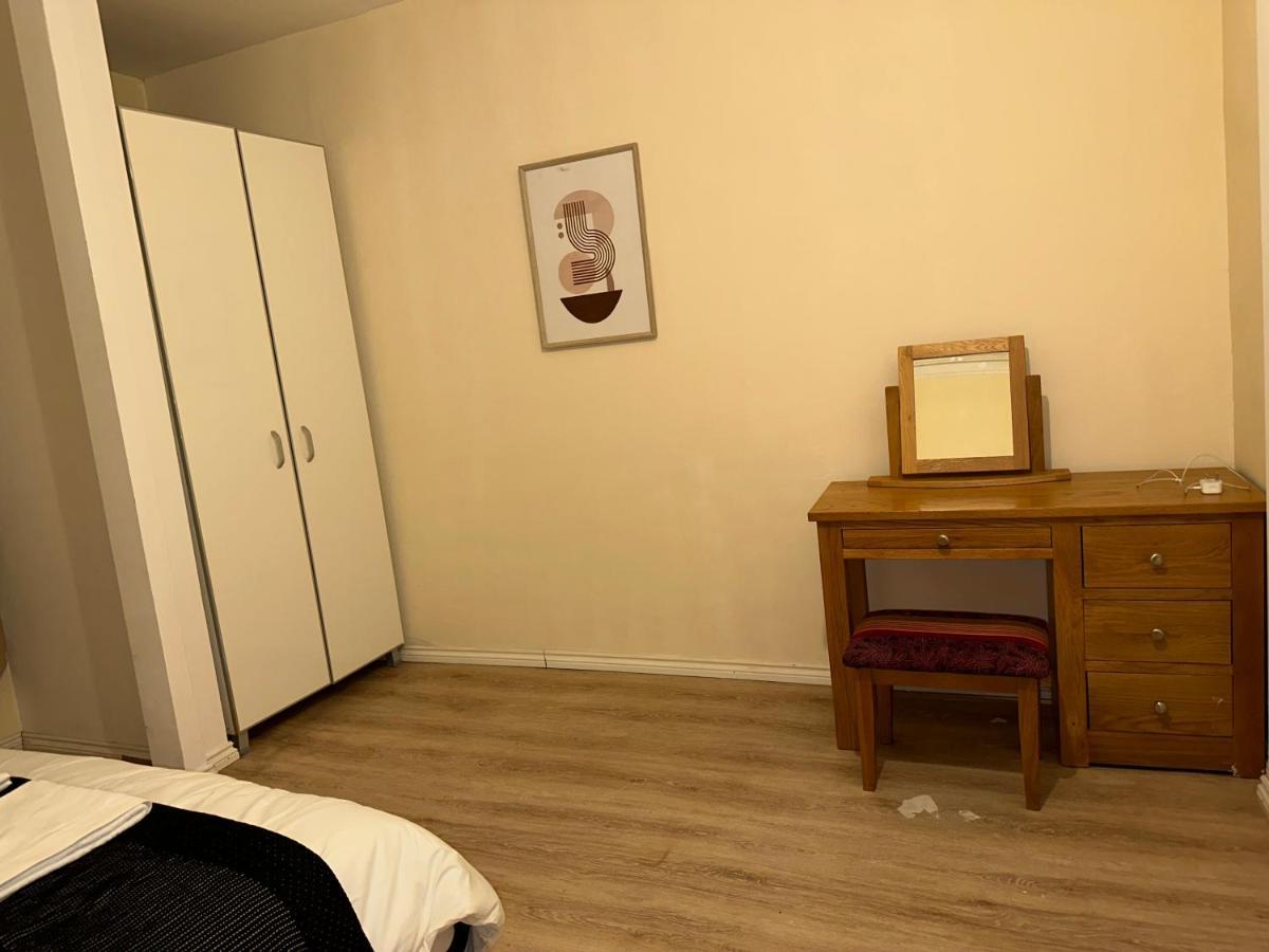North London A Spacious 7 Bedroom House Accommodating Up To 18 People Complete With Own Gym And Table Tennis المظهر الخارجي الصورة