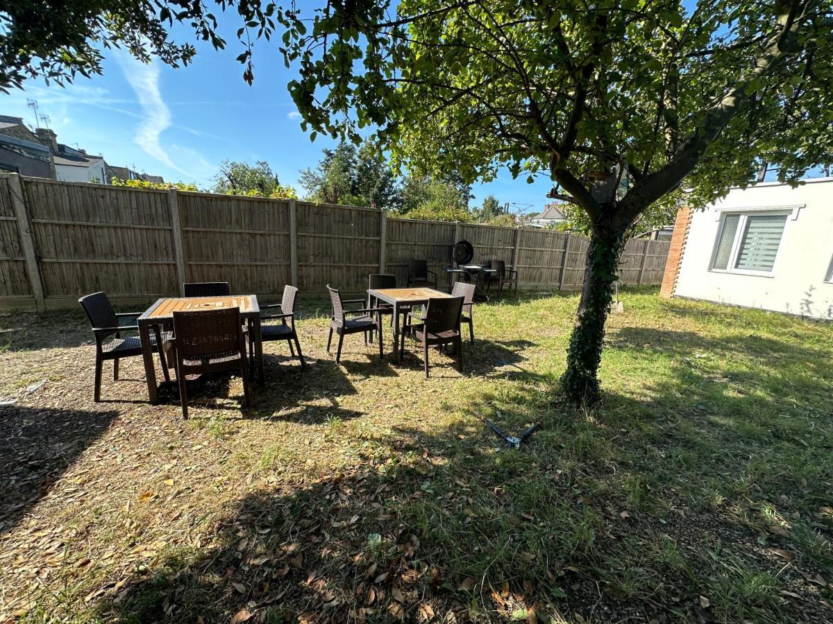 North London A Spacious 7 Bedroom House Accommodating Up To 18 People Complete With Own Gym And Table Tennis المظهر الخارجي الصورة