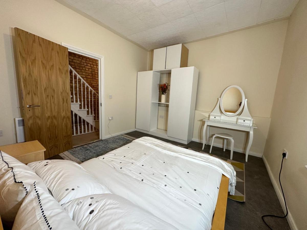 North London A Spacious 7 Bedroom House Accommodating Up To 18 People Complete With Own Gym And Table Tennis المظهر الخارجي الصورة