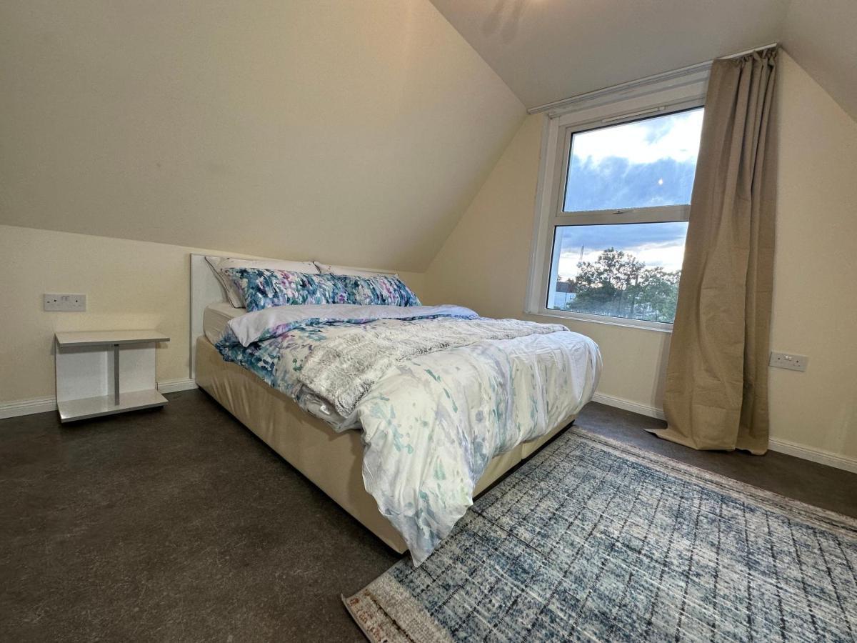 North London A Spacious 7 Bedroom House Accommodating Up To 18 People Complete With Own Gym And Table Tennis المظهر الخارجي الصورة