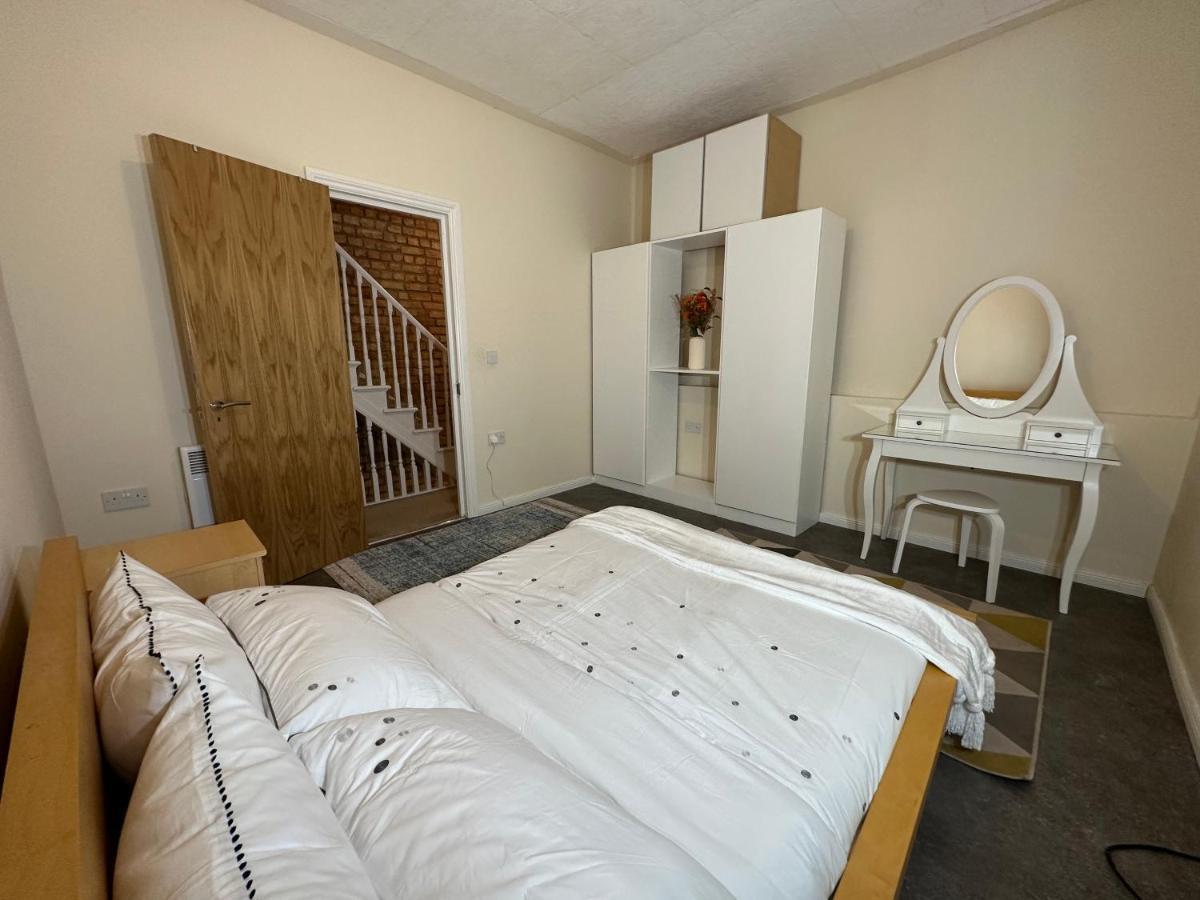 North London A Spacious 7 Bedroom House Accommodating Up To 18 People Complete With Own Gym And Table Tennis المظهر الخارجي الصورة