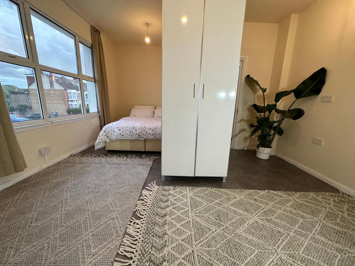North London A Spacious 7 Bedroom House Accommodating Up To 18 People Complete With Own Gym And Table Tennis المظهر الخارجي الصورة