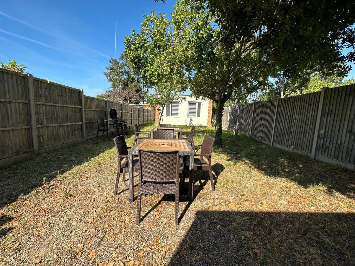 North London A Spacious 7 Bedroom House Accommodating Up To 18 People Complete With Own Gym And Table Tennis المظهر الخارجي الصورة