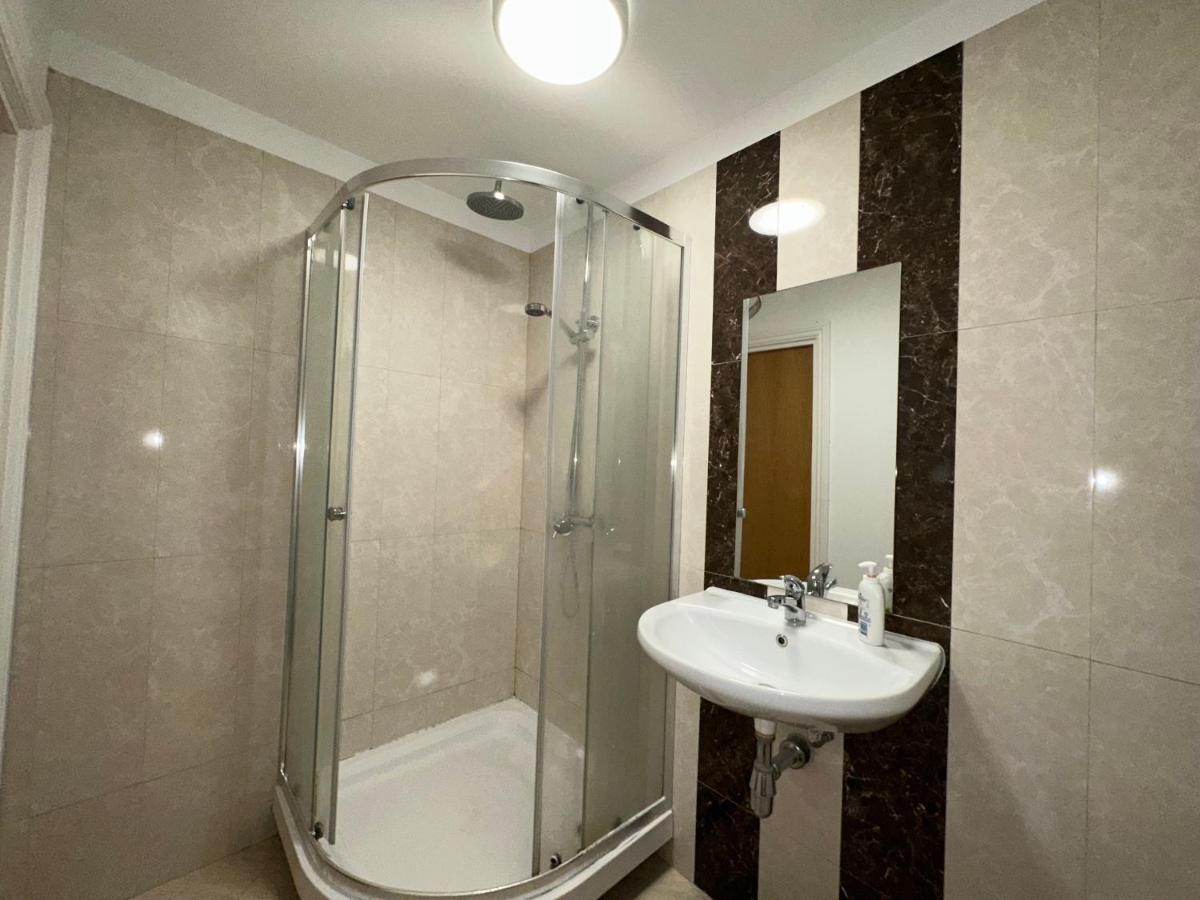 North London A Spacious 7 Bedroom House Accommodating Up To 18 People Complete With Own Gym And Table Tennis المظهر الخارجي الصورة