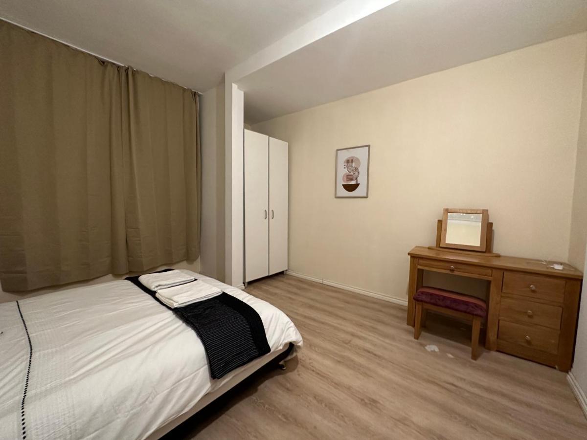 North London A Spacious 7 Bedroom House Accommodating Up To 18 People Complete With Own Gym And Table Tennis المظهر الخارجي الصورة