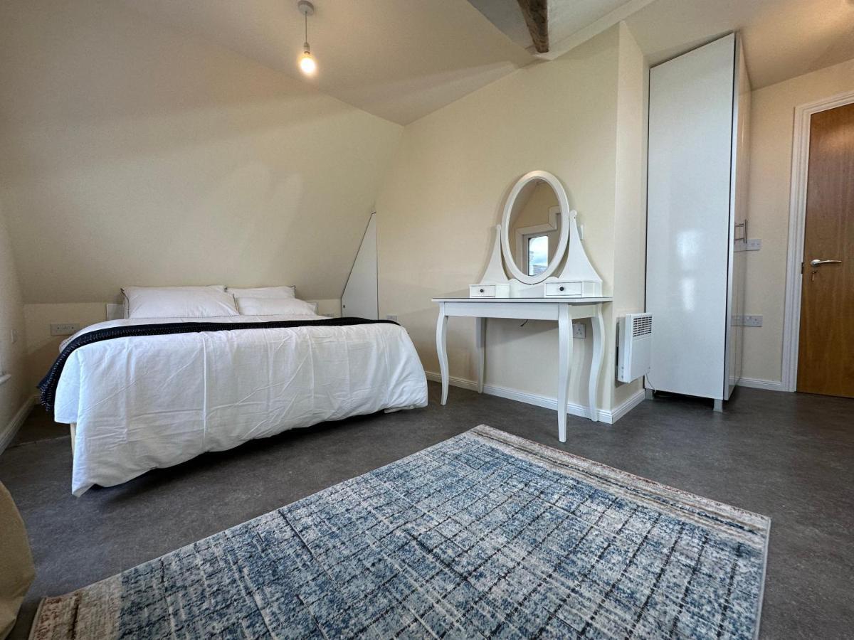 North London A Spacious 7 Bedroom House Accommodating Up To 18 People Complete With Own Gym And Table Tennis المظهر الخارجي الصورة