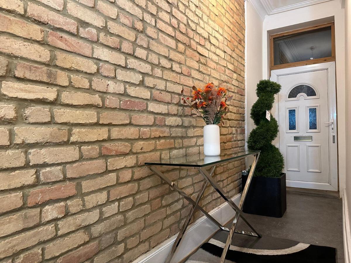North London A Spacious 7 Bedroom House Accommodating Up To 18 People Complete With Own Gym And Table Tennis المظهر الخارجي الصورة