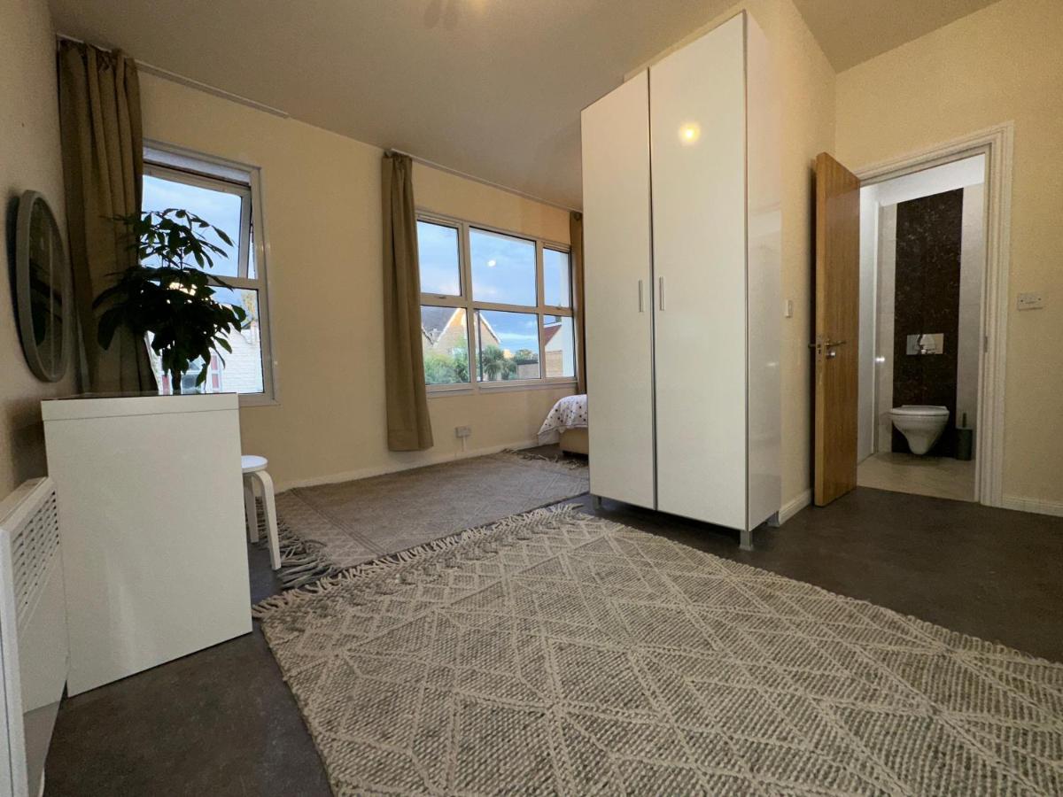 North London A Spacious 7 Bedroom House Accommodating Up To 18 People Complete With Own Gym And Table Tennis المظهر الخارجي الصورة