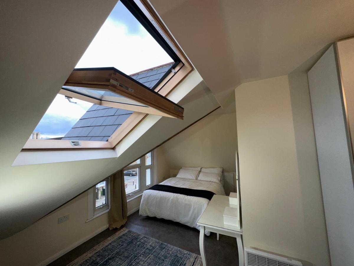 North London A Spacious 7 Bedroom House Accommodating Up To 18 People Complete With Own Gym And Table Tennis المظهر الخارجي الصورة