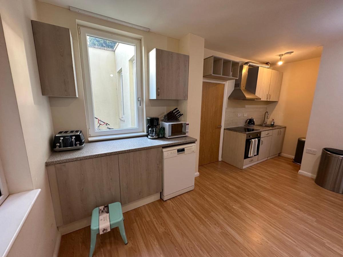 North London A Spacious 7 Bedroom House Accommodating Up To 18 People Complete With Own Gym And Table Tennis المظهر الخارجي الصورة