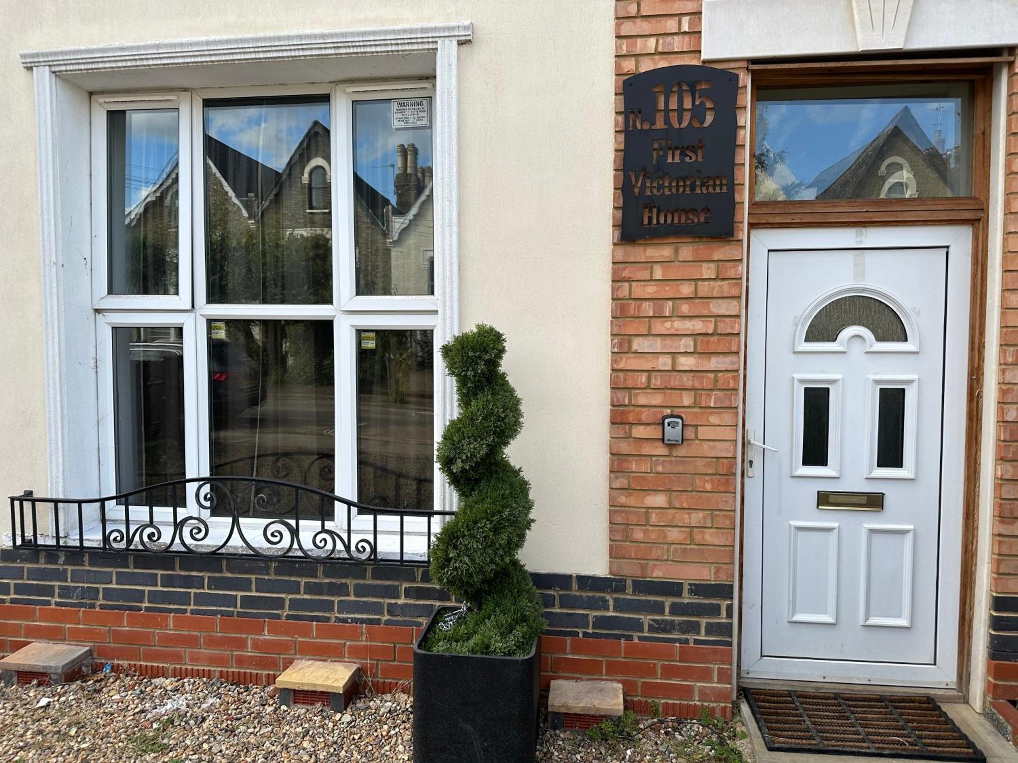 North London A Spacious 7 Bedroom House Accommodating Up To 18 People Complete With Own Gym And Table Tennis المظهر الخارجي الصورة