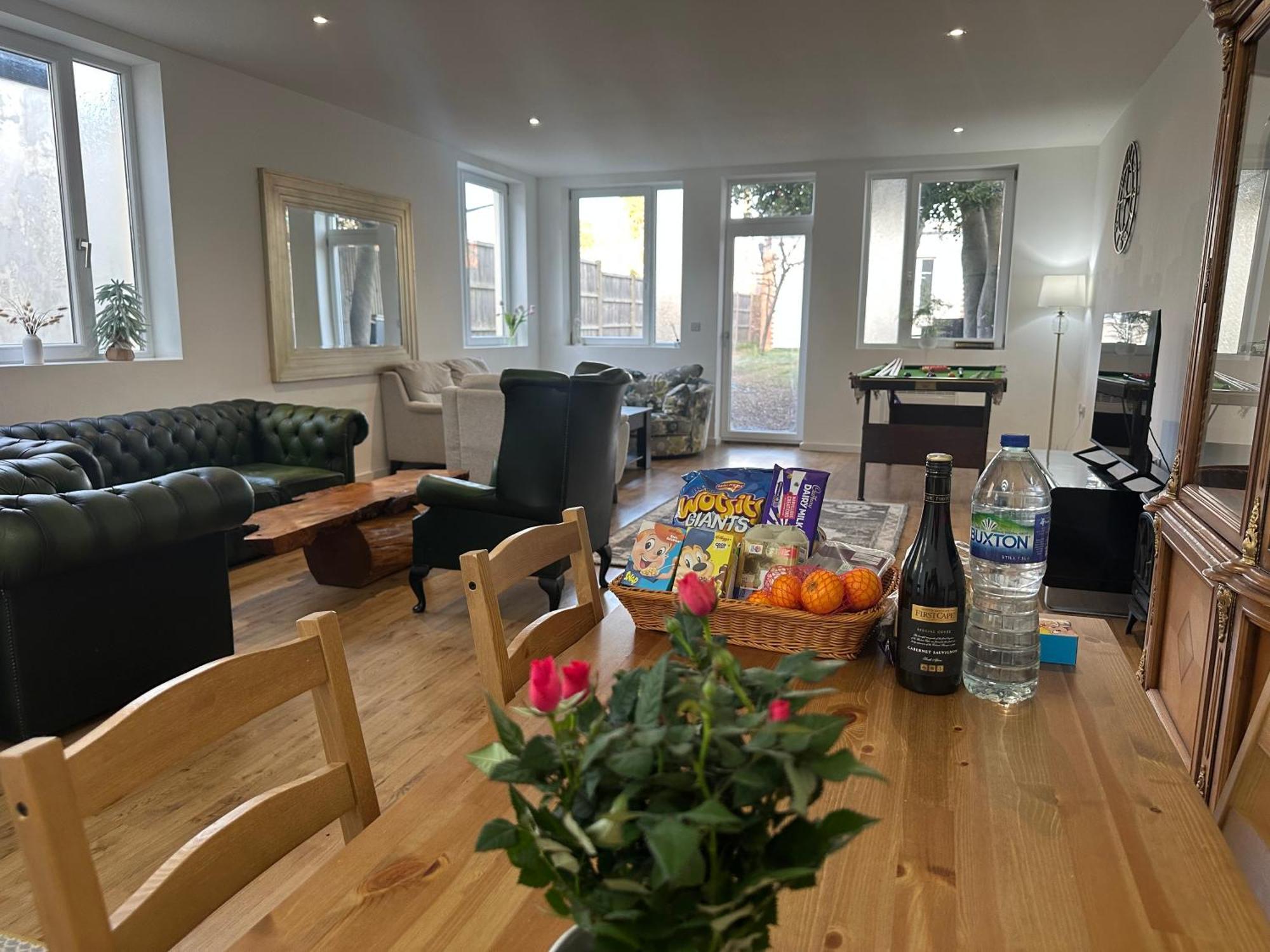 North London A Spacious 7 Bedroom House Accommodating Up To 18 People Complete With Own Gym And Table Tennis المظهر الخارجي الصورة