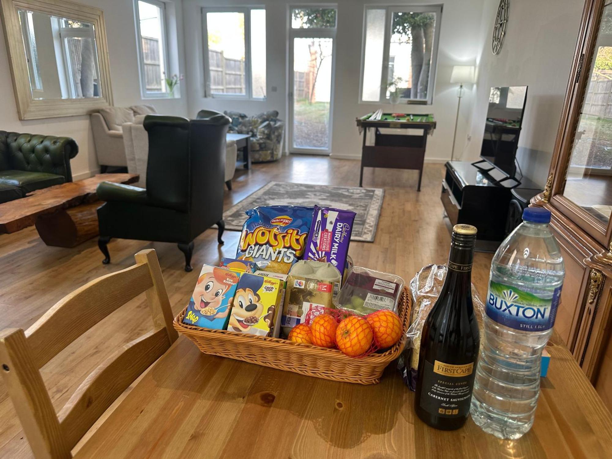 North London A Spacious 7 Bedroom House Accommodating Up To 18 People Complete With Own Gym And Table Tennis المظهر الخارجي الصورة